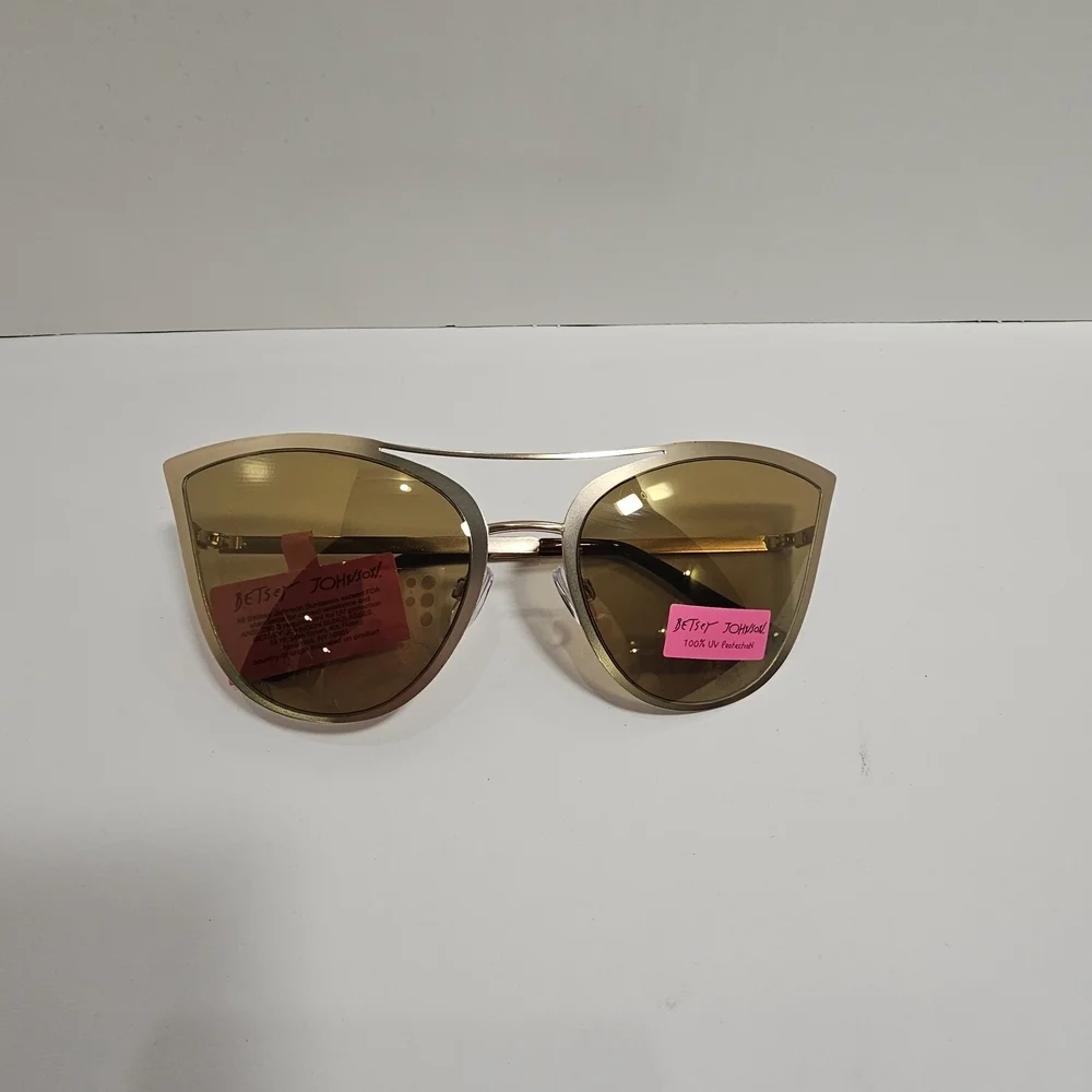 NWT Betsey Johnson Gold Cat Eye Sunglasses Metal Pink Heart Summer Festival - Picture 5 of 8